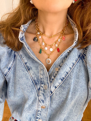 Collier Cara Youm porté en accumulation, tombé naturel sur le décolleté, rendu lumineux et élégant.