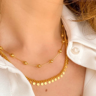 Collier Billie Youm porté, tombé naturel sur le décolleté, rendu lumineux et élégant.