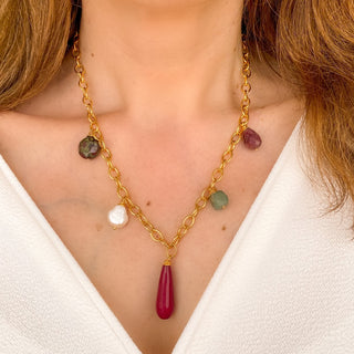 Collier Driss Youm porté, tombé naturel sur le décolleté, rendu élégant et lumineux avec pierres et perles naturelles.
