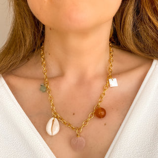 Collier Duna Youm porté,pierres naturelles et coquillage, tombé naturel sur le décolleté, rendu lumineux et élégant.
