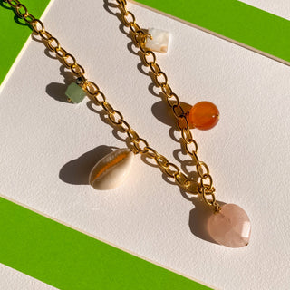 Collier Duna Youm posé à plat, lumière douce, mettant en valeur les perles et pierres naturelles.