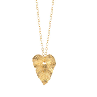 Collier feuille Celian Youm — doré à l’or fin 24k, pendentif feuille dorée, packshot sur fond blanc, zoom sur le détail de feuille.