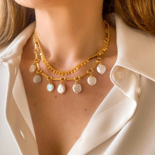 Collier Luna doré porté, perles blanches naturelles d’environ 1 cm, longueur 40 cm, style élégant et intemporel.