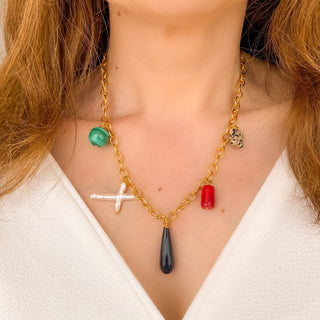 Collier Salomé Youm porté, tombé naturel sur le décolleté, rendu lumineux et élégant.