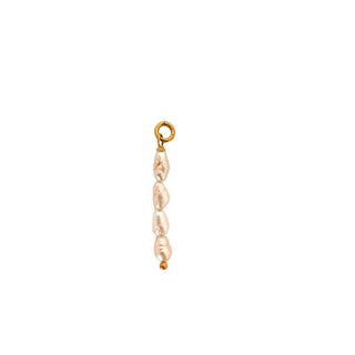 Charm perles blanches mini pour créoles YOU·M, perle naturelle montée sur laiton doré à l’or fin 24 carats, packshot sur fond blanc.