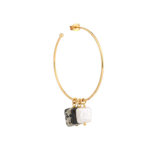 Créole charms Igor dorée Youm, avec charms en pierres et perles charms, packshot sur fond blanc.