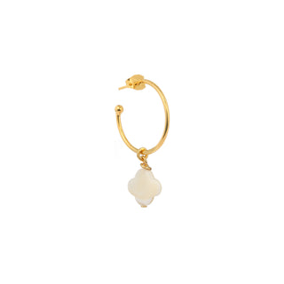 Créole Elma dorée Youm avec charm trèfle en nacre blanche, packshot sur fond blanc.