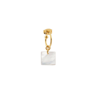 Créole Erica dorée avec un charm en nacre blanche Youm, packshot sur fond blanc.