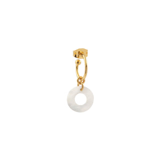 Créole Frida dorée Youm avec charm en nacre blanche, packshot sur fond blanc.