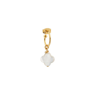 Créole Hope dorée Youm avec charm trèfle en nacre blanche, packshot sur fond blanc.