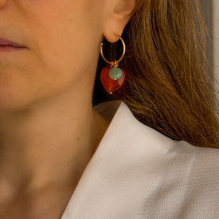 Créole Kama dorée avec des pierres et perles naturelles Youm, portée.