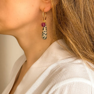 Créole Luc dorée avec des charms en pierres naturelles Youm, portée.