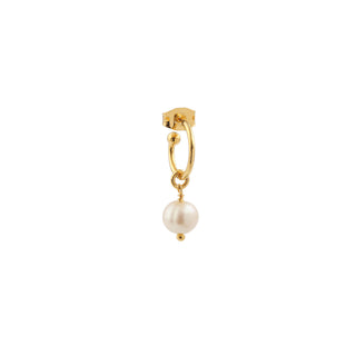 Créole Mathis dorée Youm avec charm perle blanche, packshot sur fond blanc.