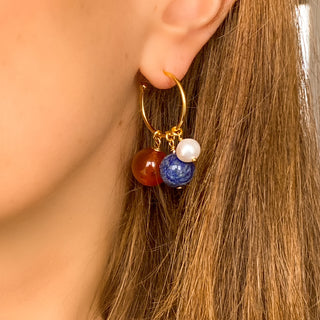 Créole Sacha dorée Youm avec charm pierres agate et perle, portée.