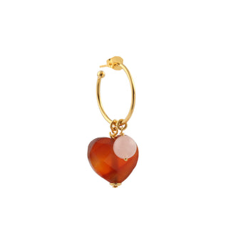 Créole Tam dorée Youm avec charm cœur en pierre d'agate et une pierre de quartz rose, packshot sur fond blanc.