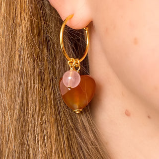 Créole Tam dorée Youm avec charm cœur en pierre et quartz rose, portée.