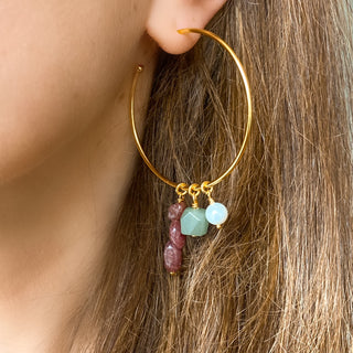 Créole Tiffany dorée Youm avec charms en pierres naturelles, portée.