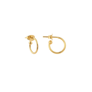 Mini créoles Catherine PM dorées, diamètre 1,2 cm, en laiton doré à l’or fin 24 carats, à porter seules ou personnalisables avec charms, packshot sur fond neutre.