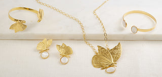 Collection bijoux papillon, détails posés, dorés et nacre blanches, élégants et délicats.