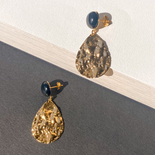 Détails sur les boucles d'oreilles dorées et pierres Marine, version percées ou clips