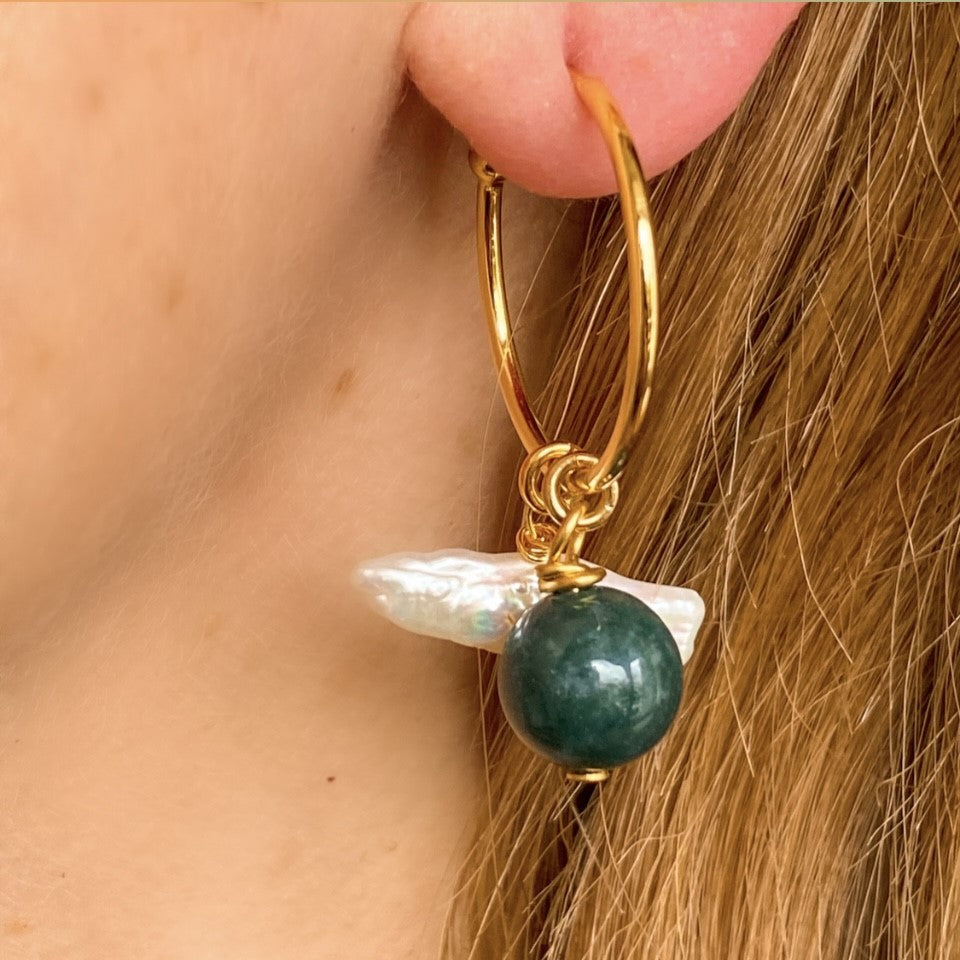 Boucle d'oreille créole Mila, perle blanche et jaspe vert - à l'unité