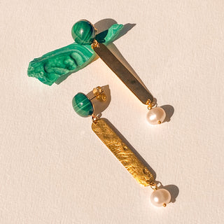Boucles d’oreilles Cléo dorées, détail posé mettant en valeur les pierres naturelles malachite verte, les perles blanches et la finition en or fin 24 carats.