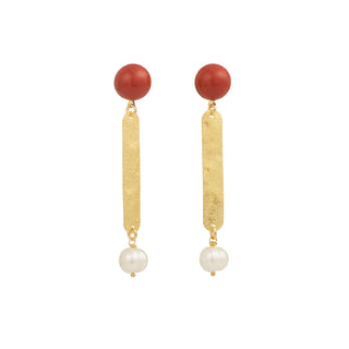 Boucles d’oreilles Cléo pendantes dorées en pierre naturelle de jaspe rouge et perle blanche, en laiton doré à l’or fin 24 carats, packshot sur fond neutre, disponibles en version percées ou clips.