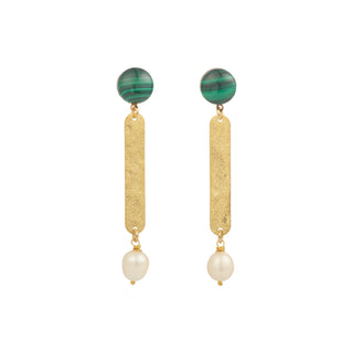 Boucles d’oreilles Cléo pendantes dorées en malachite verte et perles blanches, en laiton doré à l’or fin 24 carats, packshot sur fond neutre, disponibles en version percées ou clips.