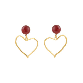 Packshot des boucles d'oreilles cœur Mina dorées percées ou clips