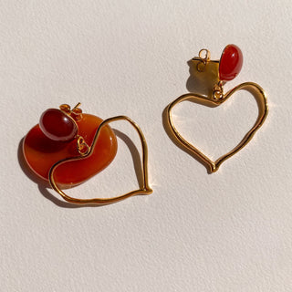 Détail motif cœur des boucles d'oreilles Mina cornaline pour oreilles percées ou clips