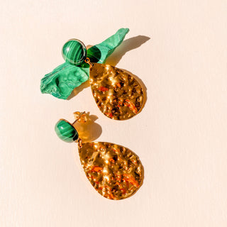 Détail de la pierre malachite des boucles d'oreilles dorées disponibles en version percées ou clips