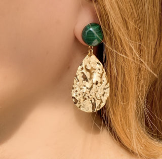 Boucles d'oreilles dorées en pierre naturelle malachite pour oreilles percées ou clips vue de profil