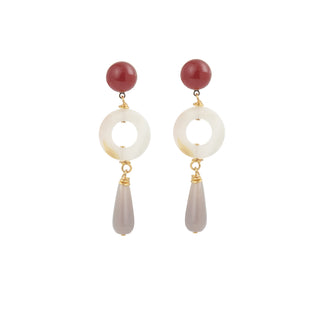 Boucles d’oreilles Louise pendantes dorées en cornaline, agate grise et nacre blanche, en laiton doré à l’or fin 24 carats, packshot sur fond neutre, disponibles en version percées ou clips. 