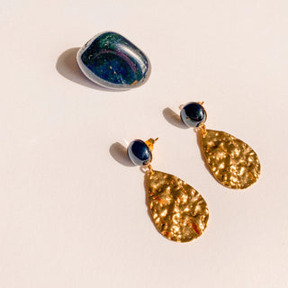 Zoom sur la pierre agate noire des boucles d'oreilles Marine dorées, version percées ou clips