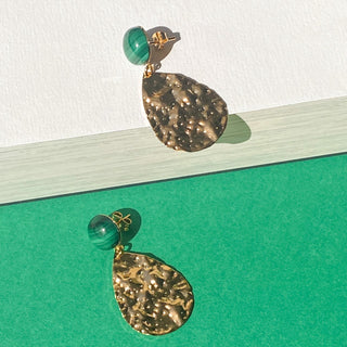 Zoom sur la monture dorée des boucles d'oreilles Marine en pierre malachite pour oreilles percées ou clips