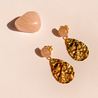 Détail de la pierre quartz rose des boucles d'oreilles Marine