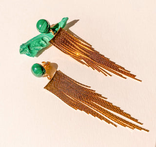 Boucles d’oreilles Niagara dorées, détail posé mettant en valeur la malachite verte et la finition en or fin 24 carats.