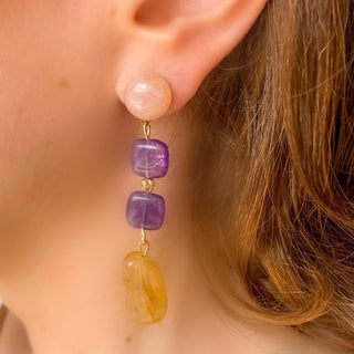 Boucles d’oreilles dépareillées Noémie dorées en pierres naturelles portées, montrant l’asymétrie, les couleurs et le style original, disponibles en percées ou clips