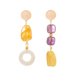 Boucles d’oreilles dépareillées Noémie dorées en pierres naturelles colorées, design asymétrique, packshot sur fond neutre, disponibles en version percées ou clips.