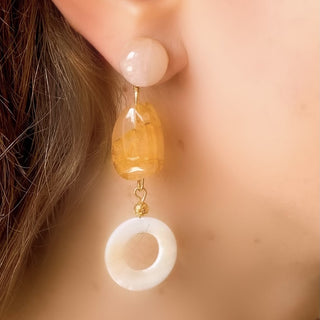 Boucles d’oreilles dépareillées Noémie dorées en pierres naturelles de profil, montrant l’asymétrie, les couleurs et le style original, disponibles en percées ou clips.