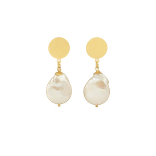 Boucles d’oreilles Pernille pendantes dorées avec perle blanche naturelle, en laiton doré à l’or fin 24 carats, packshot sur fond neutre, disponibles en version percées ou clips.