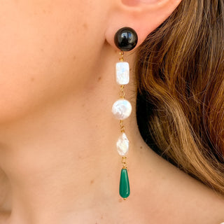 Boucles d’oreilles Zelda longues dorées en agate noire, perles blanches et onyx vert détails portées, montrant la longueur, le mouvement et le contraste des trois pierres naturelles, disponibles en percées ou clips.