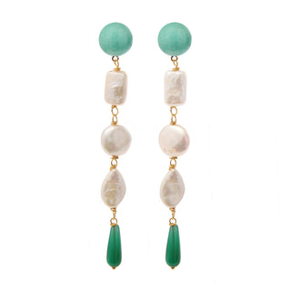 Boucles d’oreilles Zelda longues dorées en pierres naturelles amazonite, perles blanches et onyx vert, packshot sur fond neutre, disponibles en version percées ou clips.