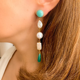 Boucles d’oreilles Zelda longues dorées en pierres amazonite, perles blanches et onyx vert détails portées, montrant la longueur, le mouvement et l’harmonie des trois pierres naturelles, disponibles en percées ou clips.
