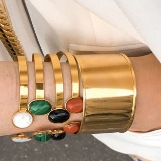 Accumulation de bracelets joncs dorés en pierres naturelles