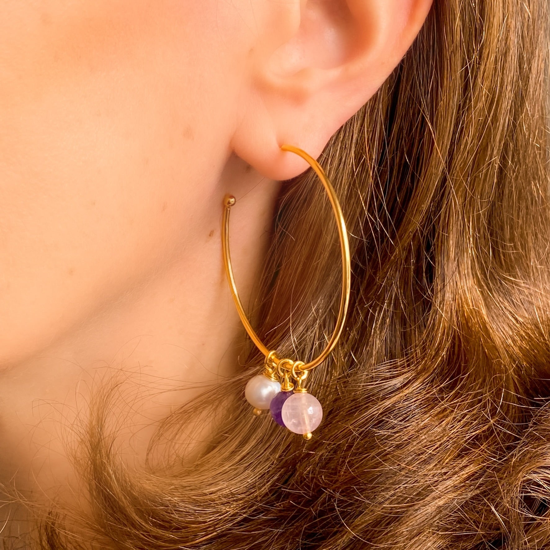 Boucle d'oreille créole Milae améthyste, quartz rose et perle - à l'unité