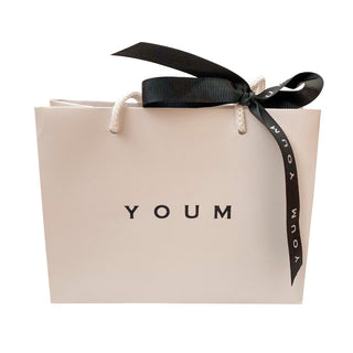 Emballage cadeau pour les bijoux créateur YOUM dorée en pierres et perles naturelles pour oreilles percées ou clips.