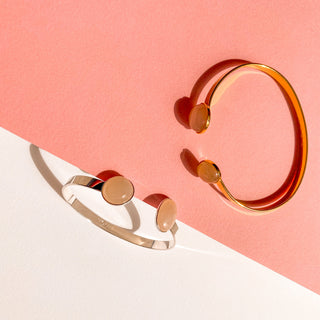 Joncs Théo argenté et doré, détail posé mettant en valeur la pierre naturelle de quartz rose, et les finitions du bracelet doré ou argenté.