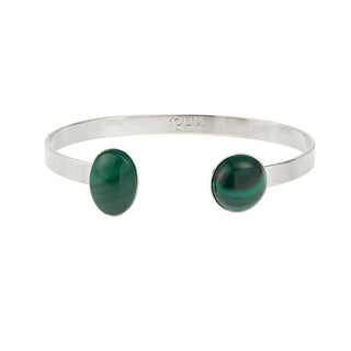 Jonc Théo argenté avec pierre naturelle malachite verte, en laiton plaqué argent, packshot sur fond neutre, taille unique ajustable.