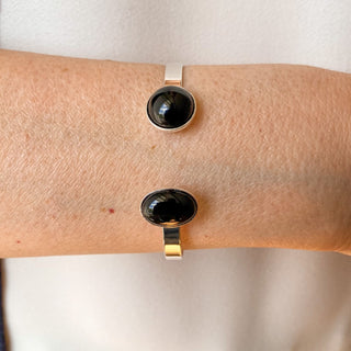 Jonc Théo argenté avec pierre naturelle agate noire porté, modèle ajustable.